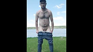 DARING AND FULL NAKED GUY PEES IN OUTDOOR