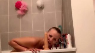 Je joue avec le gode posÃ© sur ma baignoire