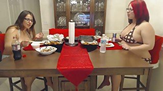 Lexxxi Lockhart and her blonde friend eating wings