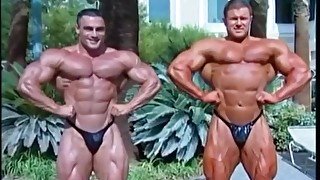 Two extreme lean bodybuilders flexing!