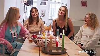 Ersties - Wilde lesbische Orgie beim Jenga-Spiel