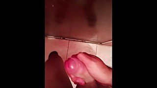 Chico de la jala en su baño