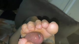 Who doesn’t love a natural feet footjob...