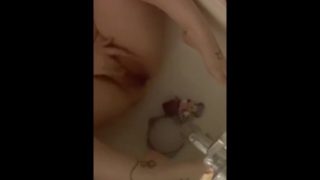 Playing with my pussy in the bath 