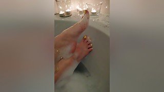 Amateur Babe Taking A Bubble Bath In Her Sexy High Heels