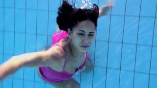 Zlata Oduvanchik swims in a pink top and undresses