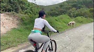 Chica colombiana de cuerpo atlético es follada en un lugar turístico.