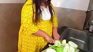 Suddenly i Fucked my mother in law while she was cutting curry in the kitchen - Desi Rough Sex