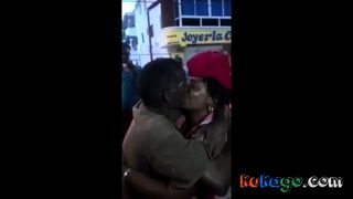 Pareja borracha folla en la calle