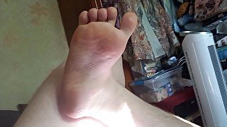 Артем сам себе дрочит ногами кончает на ступни лижет ноги self suck autofellatio self footjob