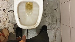 Entro a un baño público a orinar