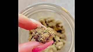 GOING THRU MY BIG MASON JAR OF FULL OF DESIGNER COOKIES CANNABIS WITH PINK NAILS // BLONDE BUNNY