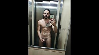 Me paseo desnudo por el edificio y finalmente me hago la paja en el ascensor