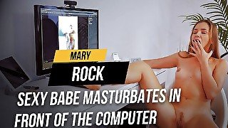 Sexy babe masturbates in front of the computer