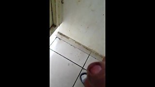 masturbando en el baño