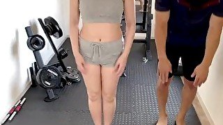 【SEXY FITNESS】体をほぐした後はワイドスクワットタイム！アソコを曝け出してしっかりとトレーニング！ 20代/フィットネス/トレーニング/手マン/ヌード/スクワット