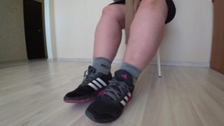 Thick legs change socks and sneakers to nylon and elegant shoes.