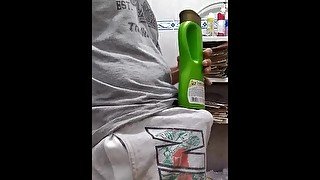 SOSTENIENDO UNA BOTELLA DE SHAMPOO CON EL BULTO DE MI ENORME VERGA