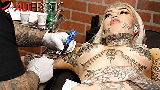 Amber Luke masturbates while getting tattooed