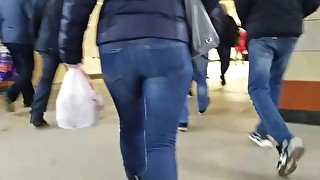 Fast moving MILF's ass in tight jeans