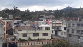 Viendo el ferrocarril Riobamba-Ecuador