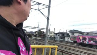 河口湖駅に来た様子を話す男