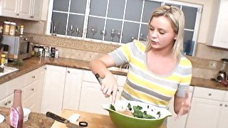 Impossibly sexy Bree Olson is a good housewife and she knows how to cook