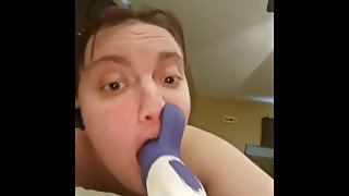 Vikki Bush deepthroats vibrator with no hands