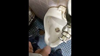 おしっこ動画 公衆トイレの小便！