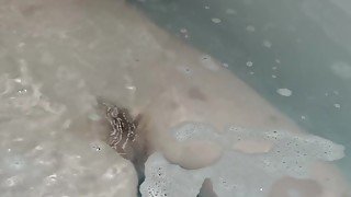 Shaving my pussy in the bath