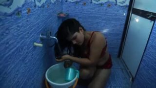 Hot bhabhi ka bathroom romance