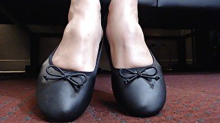 Toe wiggling in ballet flats