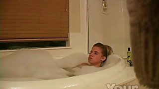 Teen masturbates pussy in the bubble bath