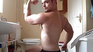 Muscle guy flexing jerks off