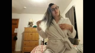 Hot girl fucks herself for 6 mins