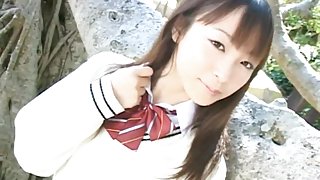 Emiru Momose- plays music