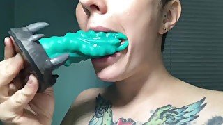 Deep throat Alien cock