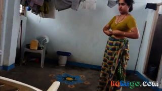 Aunty change saree