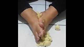 Vídeo casero de mis pies aceitosos y más