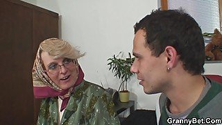 Slim blonde grandma spreads legs for dude