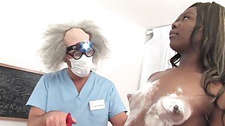 Ebony slut Maika enjoys getting her puss penetrated by a doctor