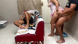 Tiene sexo con su cuñado mientras el esposo descansa en el sofa