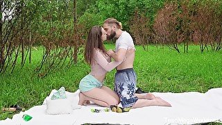 Bloke fucks sexy girlfriend in outdoor nature romance