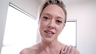 Mature Mom With Big Milkings Shaved Her Pussy And Cums From Real Fuck