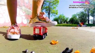 Kati's giantess, crush toy car trampling , girl sneaker , toycrush, plastic car, jumps , smashes car