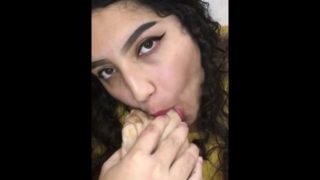 Chica gamer se chupa sus dedos del pies, sucking my toes, selfworship-FULL VIDEO AT MY ONLY FANS