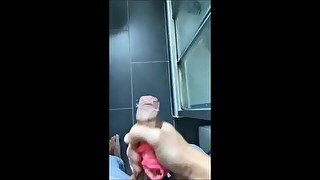 Dick Flash Cum : Je sors ma grosse queue pendant que ma voisine salope de 18 ans prend sa douche