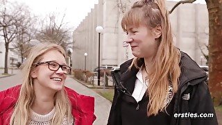 Holly und Ida haben heißen Spaß in der Unibibliothek