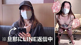 【立ったまま絶頂潮吹き♡】旦那とLINEしながら密会!? かわいい美人妻さんが生チンポぶち込まれ、イキ潮痙攣しちゃう姿がエロすぎる...♡ 電マの二刀流で強○的に気持ち良くなっちゃう人妻さん♪　個撮