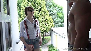 Nerdy chick Luna Rival is squirting during crazy anal fuck